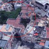 Altro particolare che rende (ancora oggi) questo edificio un prezioso gioiello della citt� antica, � il suo enorme giardino pensile. Troviamo conferma del giardino su Google Earth, dove la panoramica dall'alto ci consente di notare un macchia verde che straripa dal palazzo assumendo le sembianze di una vera e propria foresta